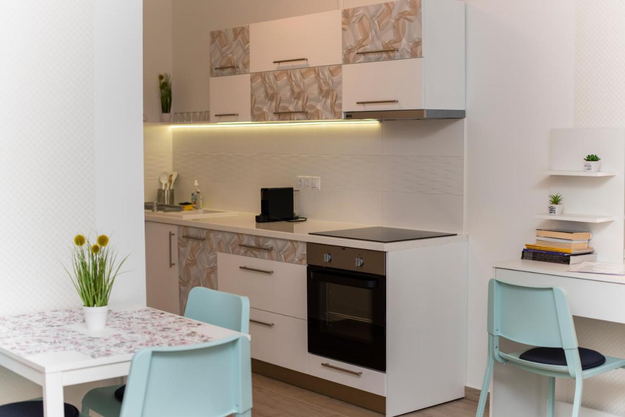 Lovely Apartman- Free Parking Pécs Buitenkant foto