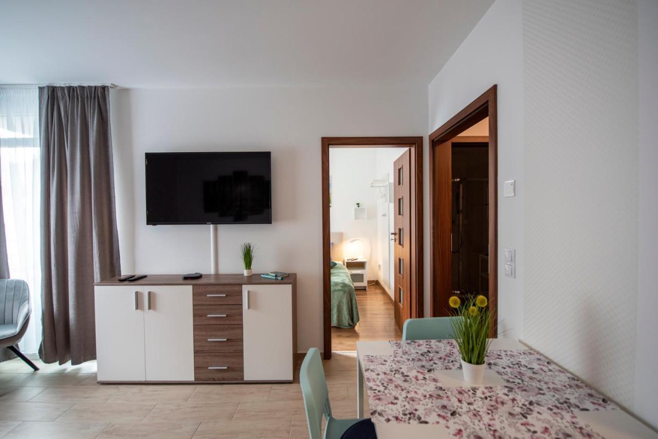 Lovely Apartman- Free Parking Pécs Buitenkant foto