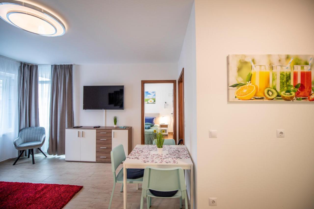 Lovely Apartman- Free Parking Pécs Buitenkant foto