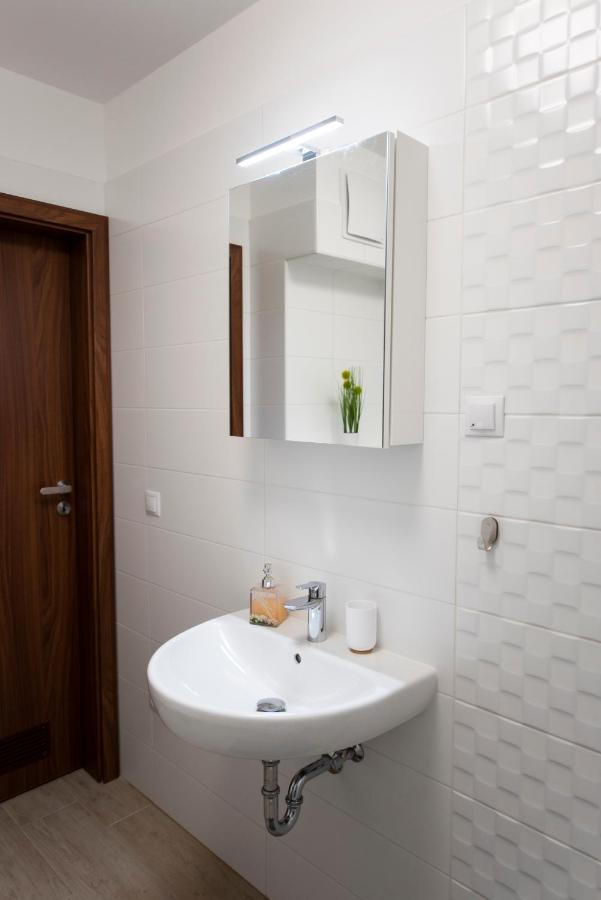 Lovely Apartman- Free Parking Pécs Buitenkant foto