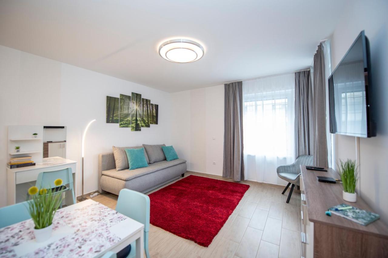 Lovely Apartman- Free Parking Pécs Buitenkant foto