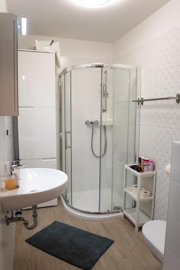 Lovely Apartman- Free Parking Pécs Buitenkant foto