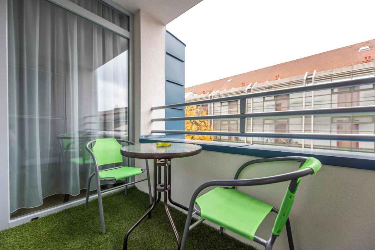 Lovely Apartman- Free Parking Pécs Buitenkant foto