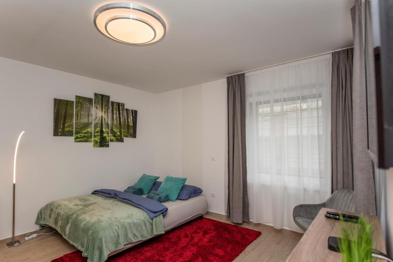 Lovely Apartman- Free Parking Pécs Buitenkant foto